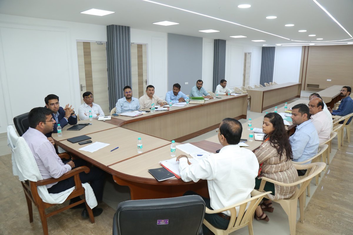dm_ghaziabad's tweet photo. जिलाधिकारी श्री दीपक मीणा की अध्यक्षता में हरनन्दीपुरम के क्रय दर निर्धारण हेतु बैठक सम्पन्न हुई। बैठक में पुनरीक्षित सर्किल रेट के चार गुना में भूमि क्रय दर निर्धारित हुई। बैठक में जीडीए उपाध्यक्ष, जीडीए सचिव सहित अन्य अधिकारीगण उपस्थित रहे। https://t.co/JK8ZbvHenx