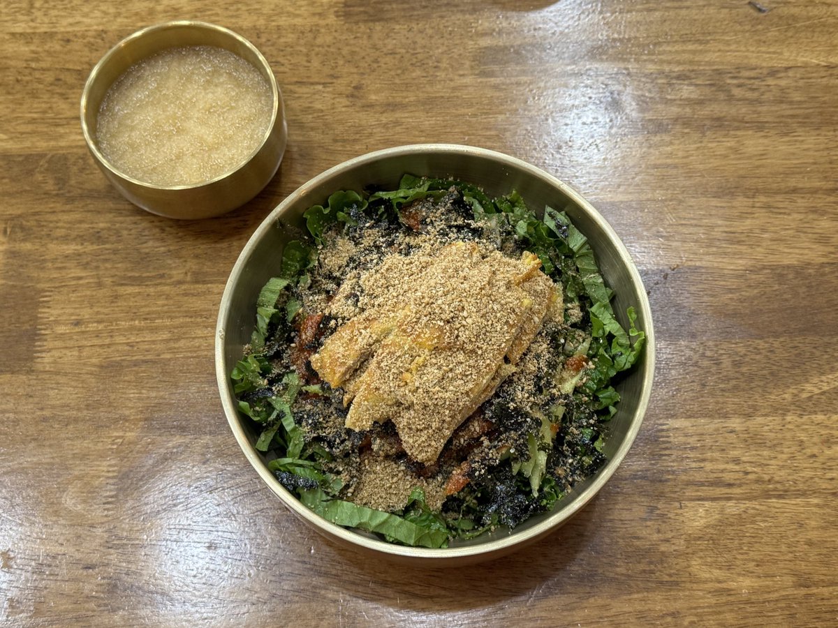 oohmuse's tweet photo. 순천이나 여수 여행 오시면 여기도 들려주세요 헤헤... 정말 맛있는데 다들 알았으면 좋겠숩니다 🥹👉🏻👈🏻 홍보 같은 거 잘해주는 딸이 아니라서 부끄럽지만 육전막국수 소스도 시판소스 아니고 과일 갈아서 직접 만드시고 김치들도 다 할머니께서 김장 해서 보내주시구 뚝불고기도 참 마싯답니다.../// https://t.co/HxfIkPyDgV