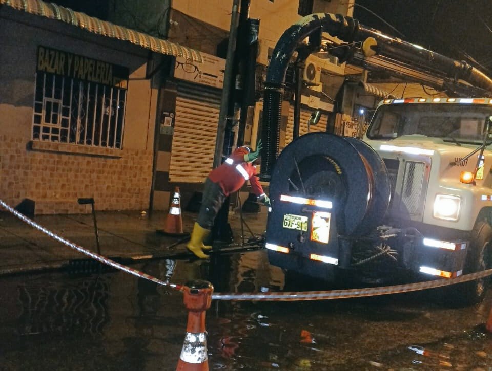 🧵

1. Tras las fuertes precipitaciones, desde #SeguraEP se coordinó con <a href="/interagua/">Interagua C. Ltda</a> la limpieza de alcantarillas y sumideros en 24 puntos con acumulación de agua.

Durante la limpieza se encuentra  desechos, incluso objetos que obstruyen por completo el alcantarillado. ⤵️