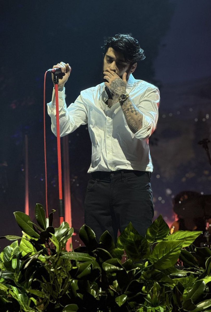 taytarget1993's tweet photo. Your white shirt remind me of something:)
That looks so so so perfect in your body✨🤏🏼
#WeLoveYouZayn https://t.co/OSnSn6PrHj