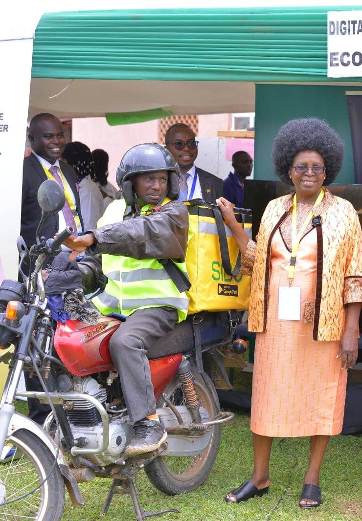 Shared some <a href="/Siboapp/">SIBO</a> insights to Uganda's Minister for Science, Technology and Innovation, Hon. Min. Dr. <a href="/DrMusenero/">Dr. Monica Musenero Masanza</a> &amp; the <a href="/MbararaUST/">Mbarara University</a>  Vice Chancellor, Prof. Pauline Byakika-Kibwika!

The minister's call is simple, "Use Electric Bikes" 

<a href="/spiro_rw/">Spiro.Rw</a> we talk?