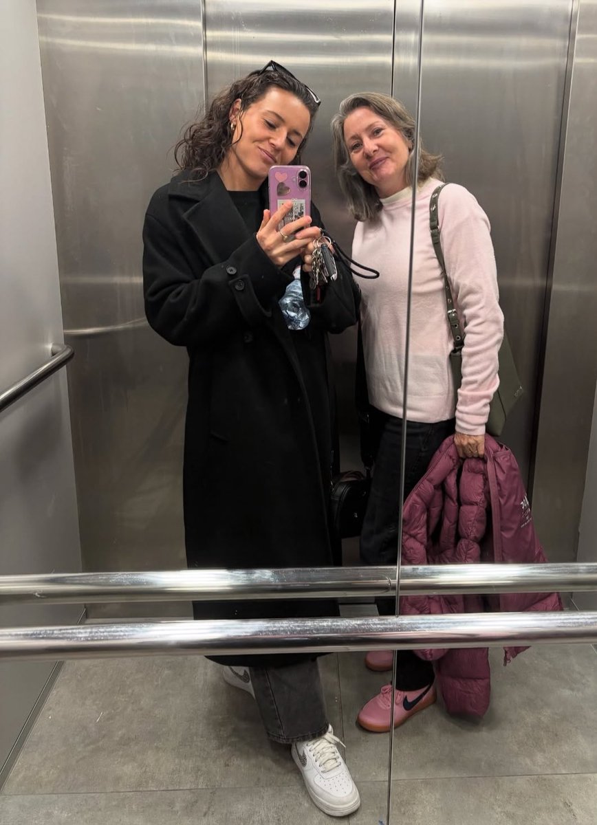 CHRISCROWLCY's tweet image. julesss posted: mom 🤍