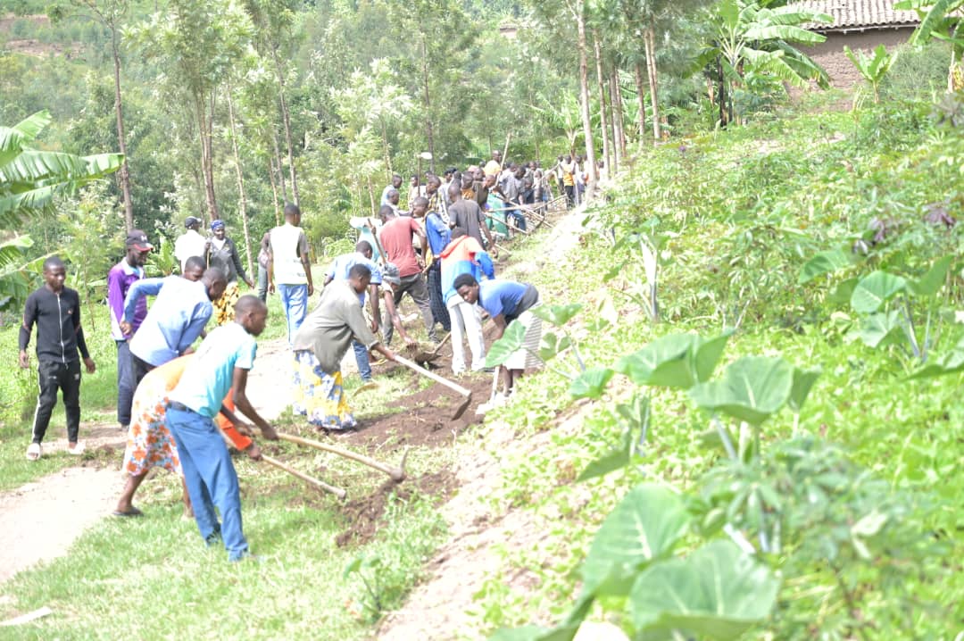Urubyiruko rwakoze umuganda wihariye w'urubyiriko w'igihembwe cya gatatu ku rwego rw'Akarere wabereye mu Murenge wa Mbuye, urubyiruko rwakoze isuku ku Rwibutso  rwa Jenoside yakorewe abatutsi rwa Mayunzwe .