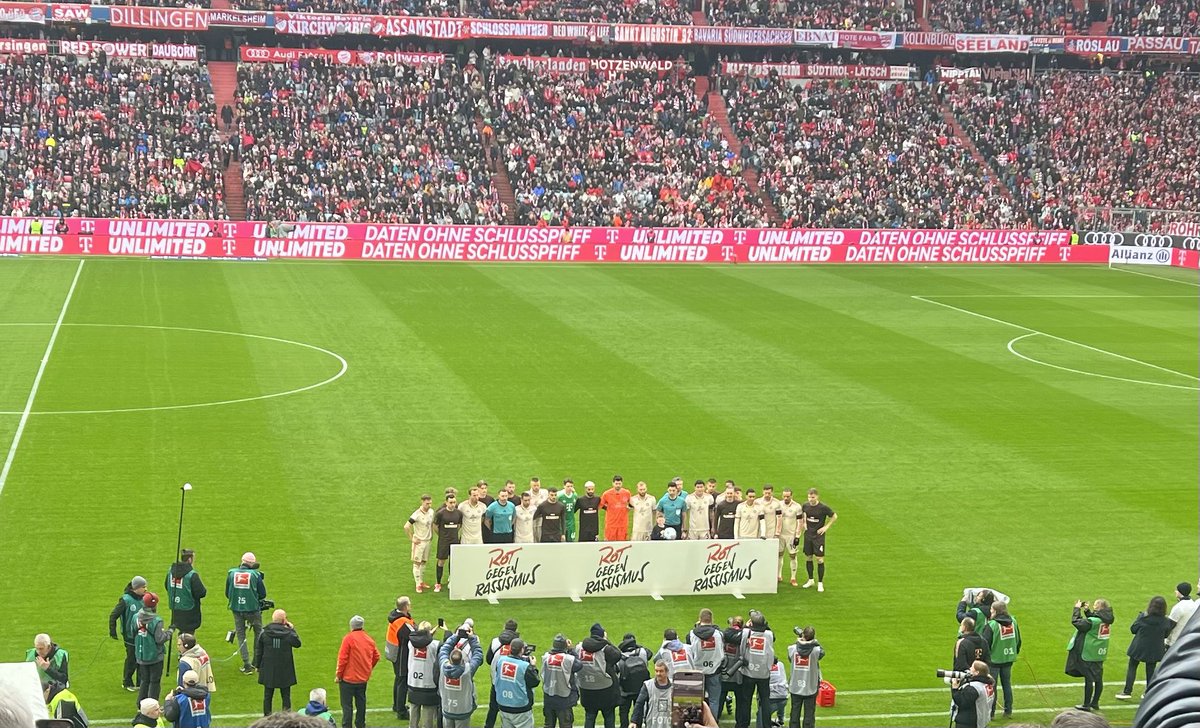 ransport's tweet photo. Klares Statement gegen Rassismus sowie Ausgrenzung und Schweigeminute für den verstorbenen früheren @FCBayern Präsidenten Fritz #Scherer vor #FCBFCP https://t.co/NQ2p5iF88o