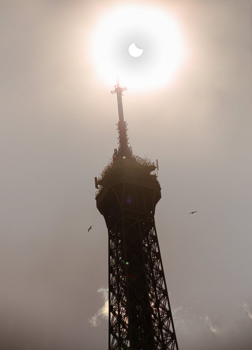 tinmar_gi's tweet image. I captured the Eiffel Tower at noon during the peak of the March 29, 2025, solar eclipse 📷

#EclipseSolar #Eclipse #SolarEclipse  #Eclipse2025 #EclipseSolar2025 #Paris