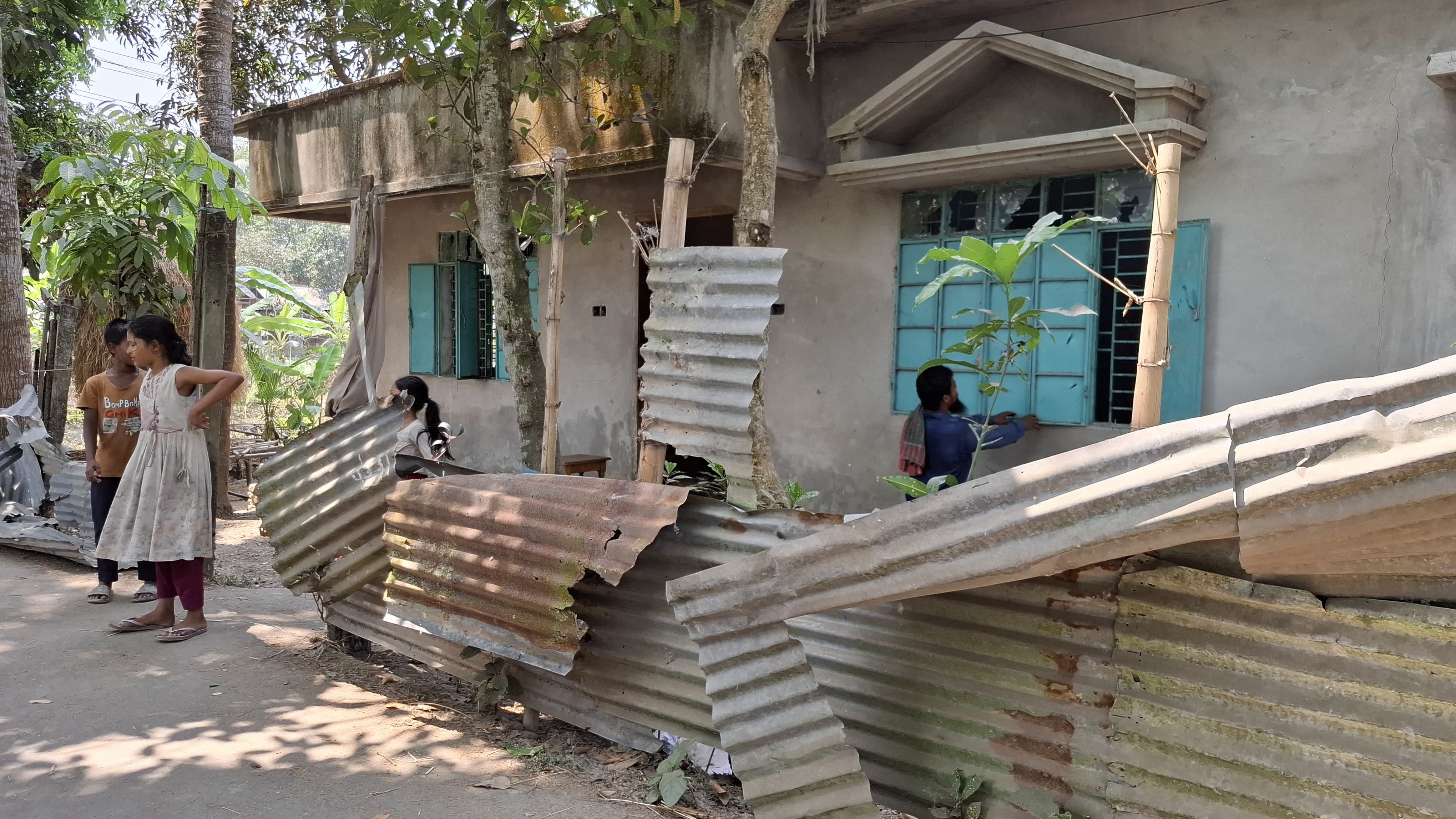 মাদারীপুরে উচ্চ বাদ্যযন্ত্রের শব্দ কমাতে অনুরোধ করায় বাড়িতে ভাঙচুর ও লুটপাট