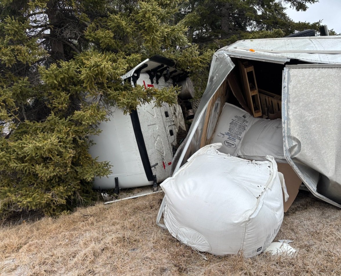 OPP_ER's tweet image. At 10:20am  Frontenac OPP have one lane closed on the west bound 401 west of Gardiners Road for a collision resulting in a tractor trailer rollover blocking lanes. Transport hauling refined sugar, which has shifted in the trailer. Expect delays for removal of the wreckage. Which…