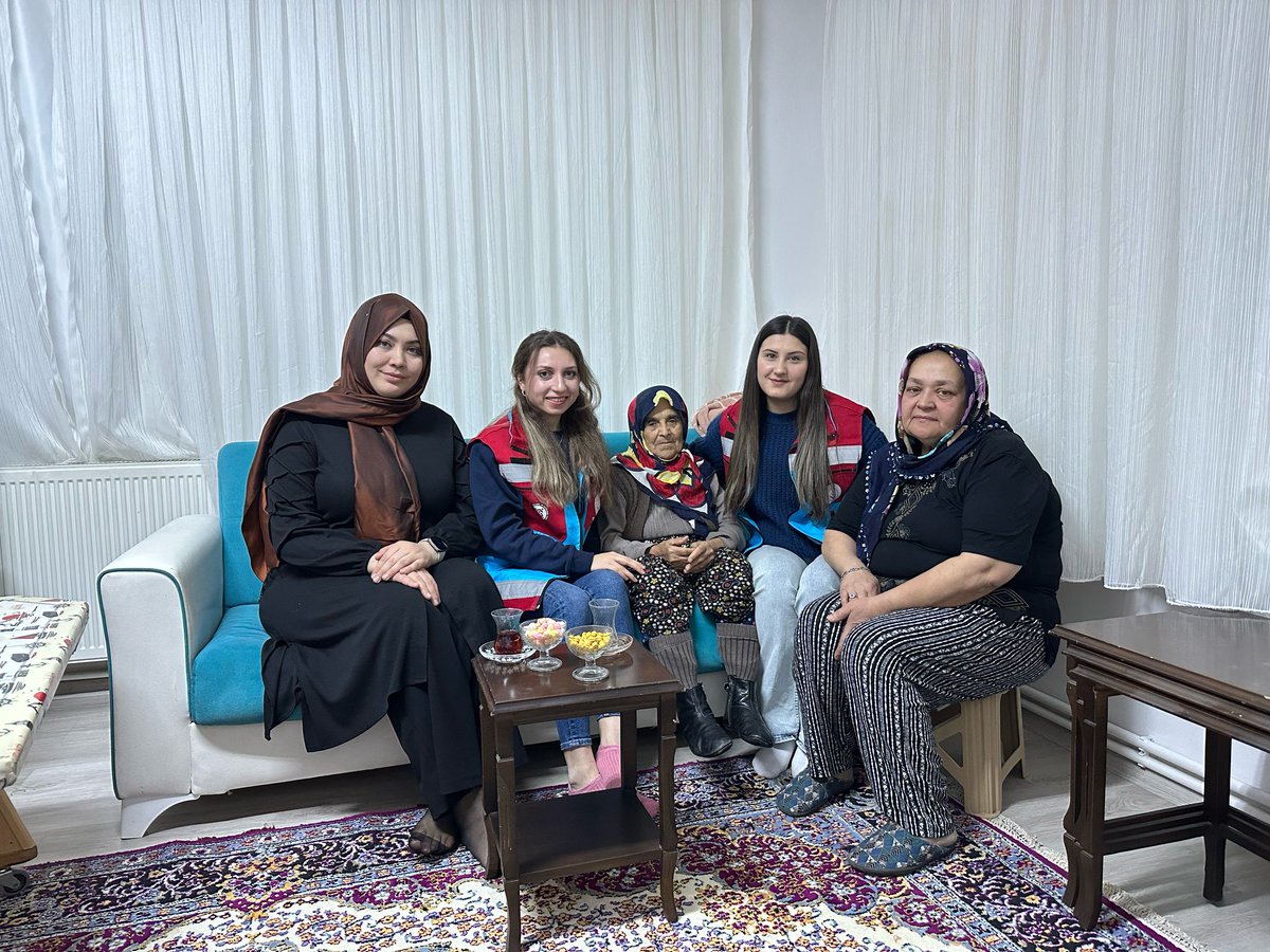"2025 Aile Yılı Ramazan Ziyaretleri" kapsamında, İlçemiz genelinde başta yaşlılarımız,şehit ve gazi ailelerimiz ve sosyal desteklerden yararlanan ailelerimiz ziyaret edildi.Ramazan'ın getirdiği rahmet ve dayanışma ruhu hepimize sağlık,huzur ve esenlik getirsin.Hayırlı Bayramlar.