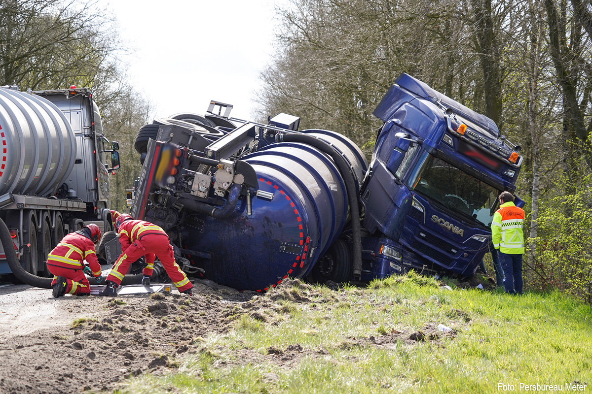Vrachtwagen van de weg op N387