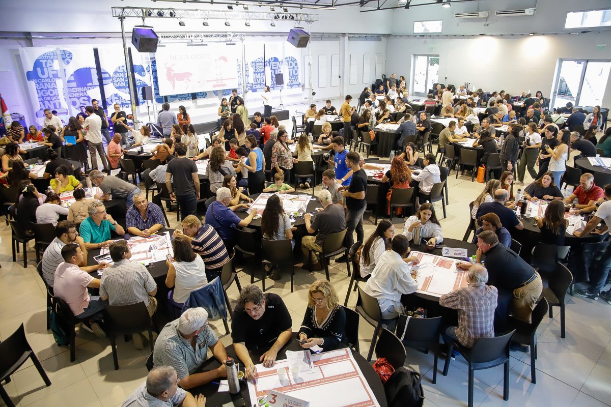 Si el gobernador y el poder quieren cerrar este debate y que nadie se entere, nosotros generamos estos encuentros para que la voz de cada santafesino cuente en la reforma. Para eso convocamos estas cinco Constituyentes de la Gente que hoy cierran en la ciudad de Santa Fe