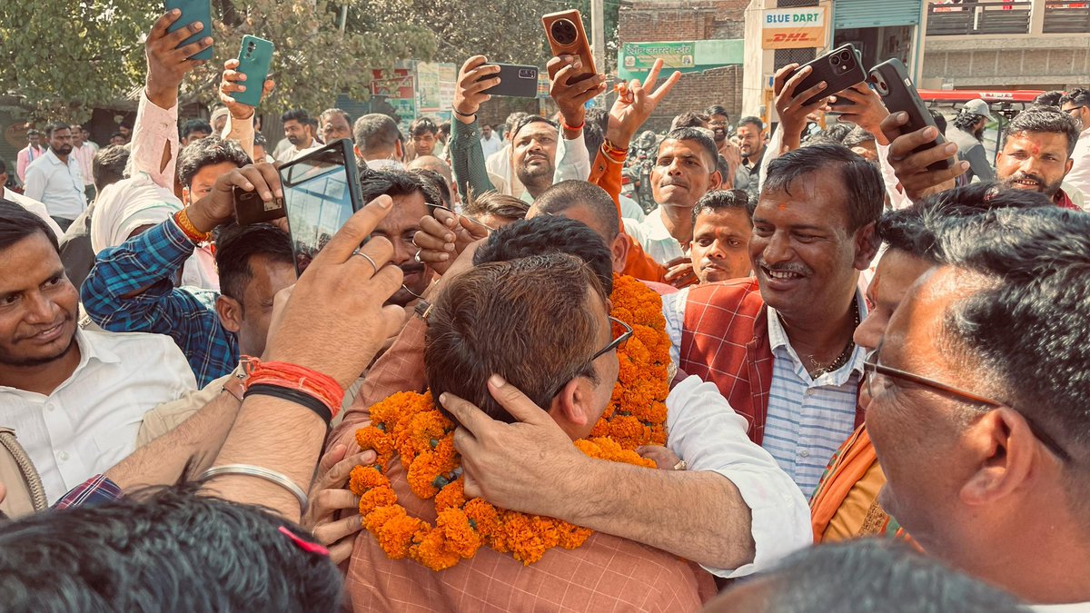 manishrawatmla's tweet image. 29-03-2025
विधानसभा सिधौली के अन्तर्गत पदमालांन में आयोजित भव्य होली मिलन समारोह व नवनियुक्त जिला अध्यक्ष श्री #rajeshShukla जी के भव्य स्वागत अभिनंदन समारोह में पधारे सभी सम्मानित अतिथियों पदाधिकारीगणों ,जनप्रतिनिधिणों,वरिष्ठजनों का हृदय से अभिनंदन व आभार प्रणाम।
152-…