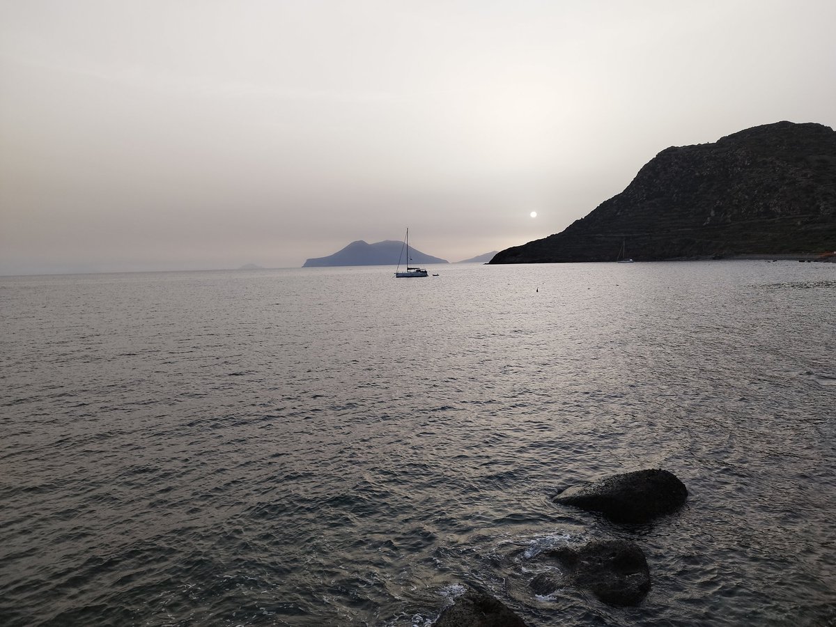 PAngelogitto's tweet photo. Le prime luci dell'alba dall' isola di #Filicudi, Isole #Eolie. https://t.co/zTfMQdMW5O