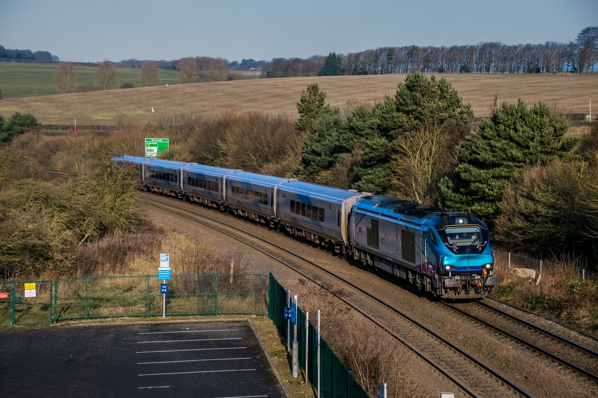 ASMRailPhotos's tweet photo. 🖍️| 1F68 1334 Scarborough to York
📣| @TPExpressTrains
🚂| Class 68025 ‘Superb’
📍| Seamer
🗓| 24/01/2022
#class68 #68025 #transpennineexpress #nova3 https://t.co/aJS84HpMav