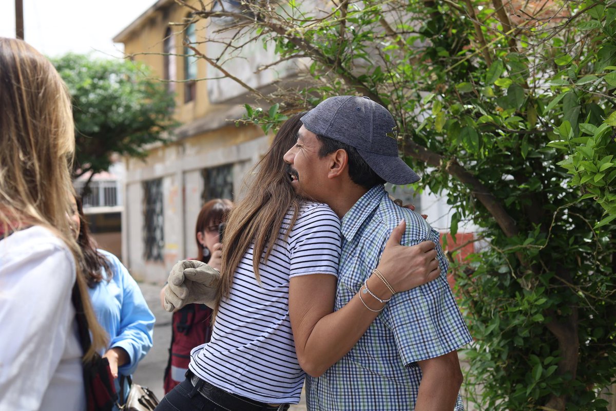 AndreaChavezTre's tweet photo. No me importa lo que digan los panistas: mi obligación es estar en las colonias con el pueblo.

Si me quieren denunciar por ello, adelante, solo recuerden que el pueblo sabe perfectamente quién lo acompaña y quién no.

Hoy regresamos a la Colonia Industrial, aquí en la capital. https://t.co/Z4RplCt6ux