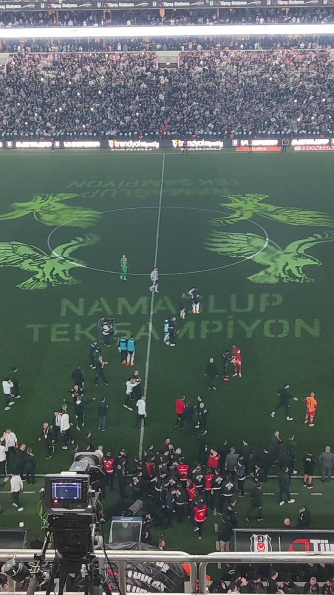 yolumbesiktas's tweet photo. İnönü'de maçın ardından sahaya "Namağlup Tek Şampiyon" yazısı yansıtıldı.

#BJKvGS https://t.co/Dmqm1jg97Q