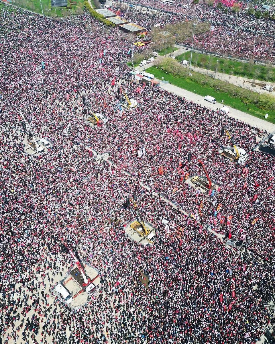 Annaanna175565's tweet photo. La solidarietà è l’unico investimento che non fallisce mai.
Con tutti i distinguo del caso, complimenti ai due milioni di cittadini di Istanbul scesi in piazza per difendere il loro sindaco.
Allora #Sipuofare 🤝
Foto dal web https://t.co/D97gx3gvNe