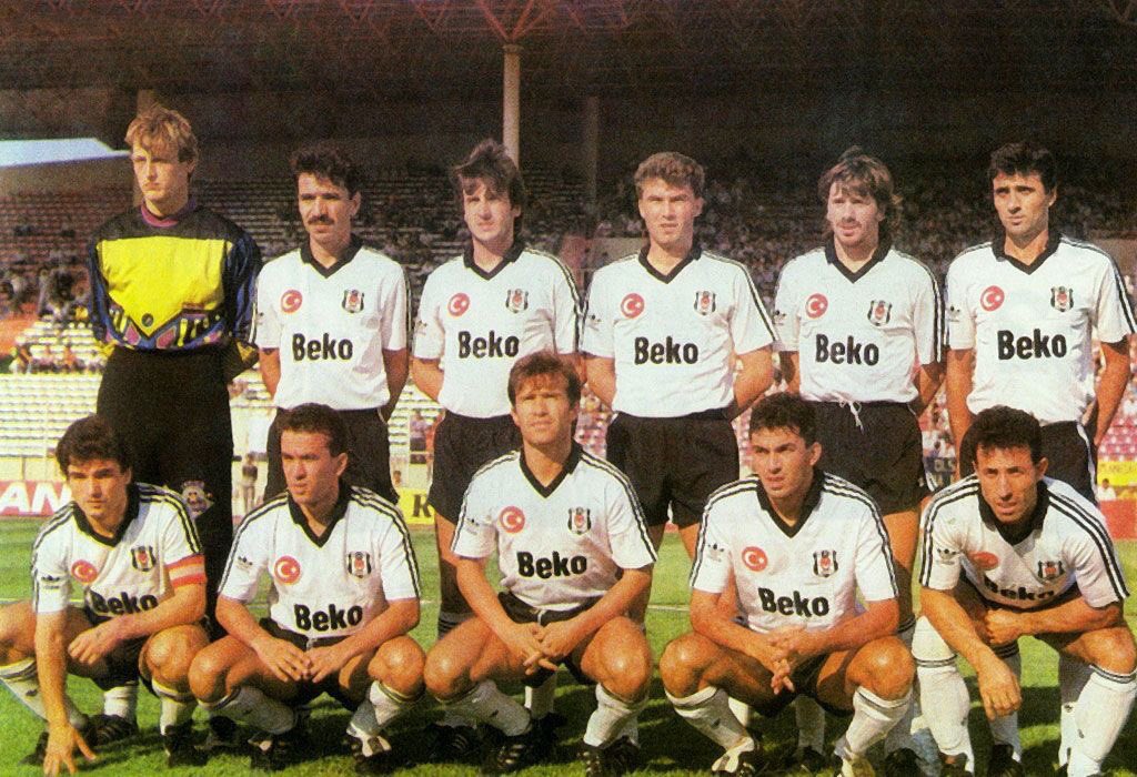 🦅, Tofaş'lara, Zalat'lara, Bakkal'lara, hakemlere, yapıya ve federasyona rağmen şerefiyle oynayıp hakkıyla kazanarak namağlup şampiyon olan tek takımdır. Ligde namağlup takım yoktur BEŞİKTAŞ ile henüz oynamayan ve kendini namağlup zanneden takım vardır. BU ÜLKEDEKİ EN BÜYÜK