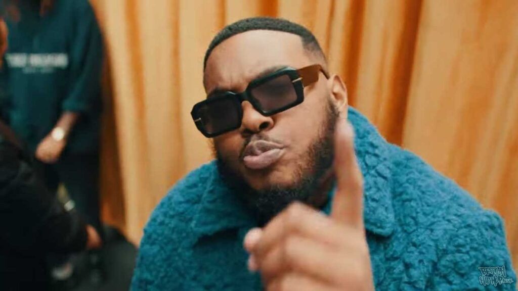 Anwar Noire – Backdrop [Video] 
British-Jamaican rapper and producer has just released a sleek, VHS-style music video for focus track “Backdrop". 
#anthonymitson #anwarnoire #backdrop #grim 
britishhiphop.co.uk/downloads/vide…