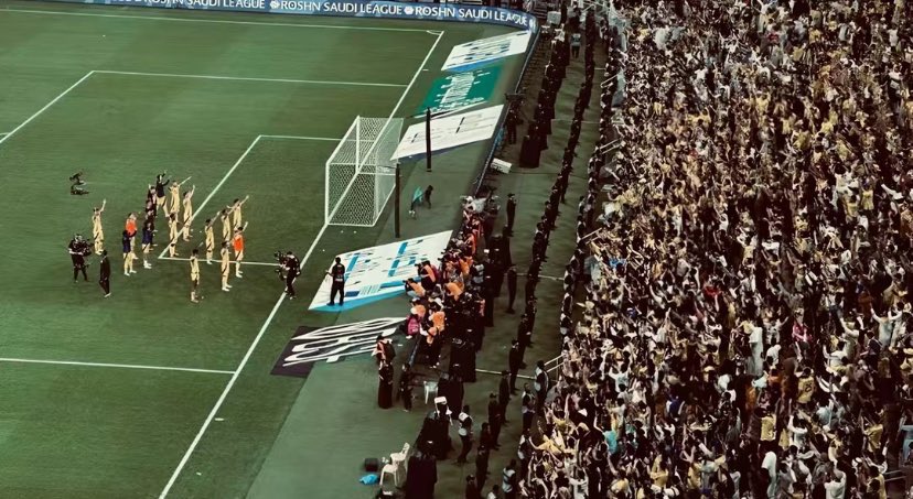 وإن كان للناس عيدٌ يفرحون بهِ
فأنت عيدي الذي أحيا به فرحًا 💛