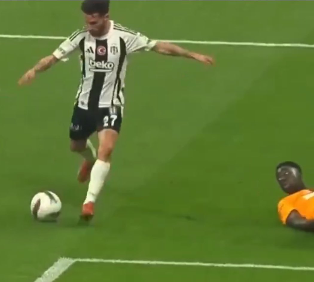 Sertaç Geçgel (@srtcgcgl) on Twitter photo Davinson hala kaymaya devam ettiği için takım otobüsüne yetişememiş <a href="/GalatasaraySK/">Galatasaray SK</a> Davinson hala kaymaya devam ettiği için takım otobüsüne yetişememiş <a href="/GalatasaraySK/">Galatasaray SK</a>