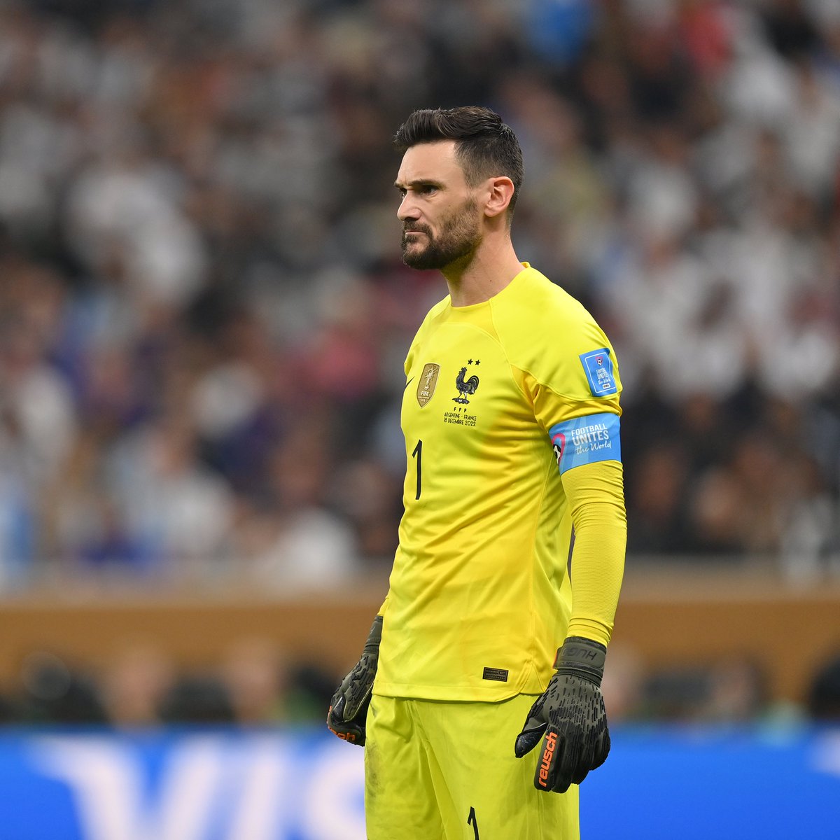 VSportsTM's tweet photo. "¿Dibu Martínez 🇦🇷🧤? Tiene todo para ser uno de los mejores o el mejor arquero de la historia de Argentina. Hay muchos cuestionamientos, pero posee una gran personalidad adentro y afuera de la cancha. Le tengo mucho respeto".

🗣️Hugo Lloris 🇫🇷, en La Nación. https://t.co/0oqtwVQ2kN