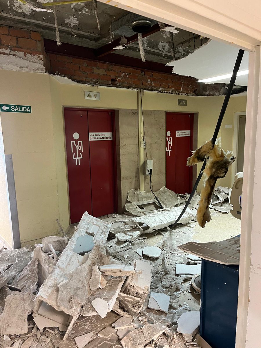 Desplomouse o teito no andar d pediatría d CHUO, non houbo desgrazas persoais, algo positivo da falta d persoal sanitario.
Nin persoal, nin infraestuturas, esta é sanidade do PP en Ourense (q ben viñan os 500M€ do sobrecusto do Hospital d Vigo!!)
#Ourense
#Sanidadedigna
#BNG