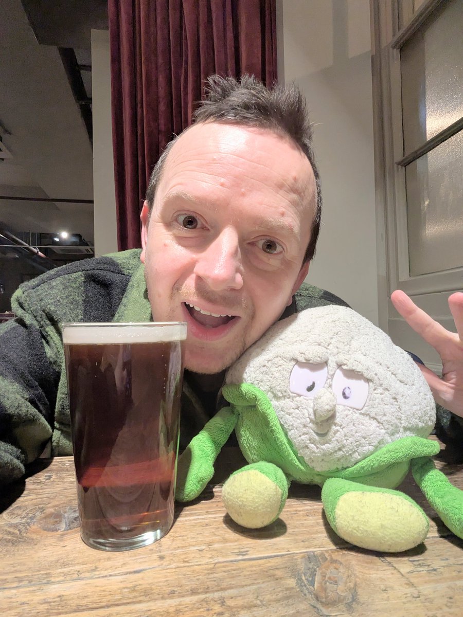 StymieSi's tweet photo. Train delayed back to York, AND it's gone up to £7 a pint! 🫣. No dickhead is gonna pay that... Ugh. Gorgeous pint though. #ParcelYard #KingsCross #TrainDelayed https://t.co/2vJVkjSfnP