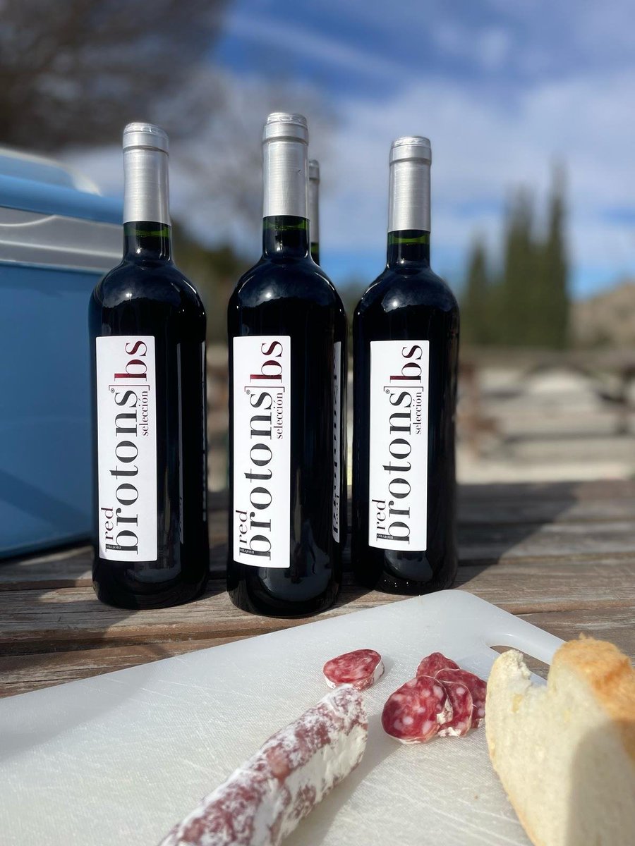 El placer de compartir unas botellas de nuestro vino Tinto Red de Valladolid, 100% Tempranillo, con amigos y familia es una experiencia inolvidable 🍷❤️

Este vino afrutado, con matices de frutos rojos, es el acompañante perfecto para largas conversaciones y risas 🍷❤️