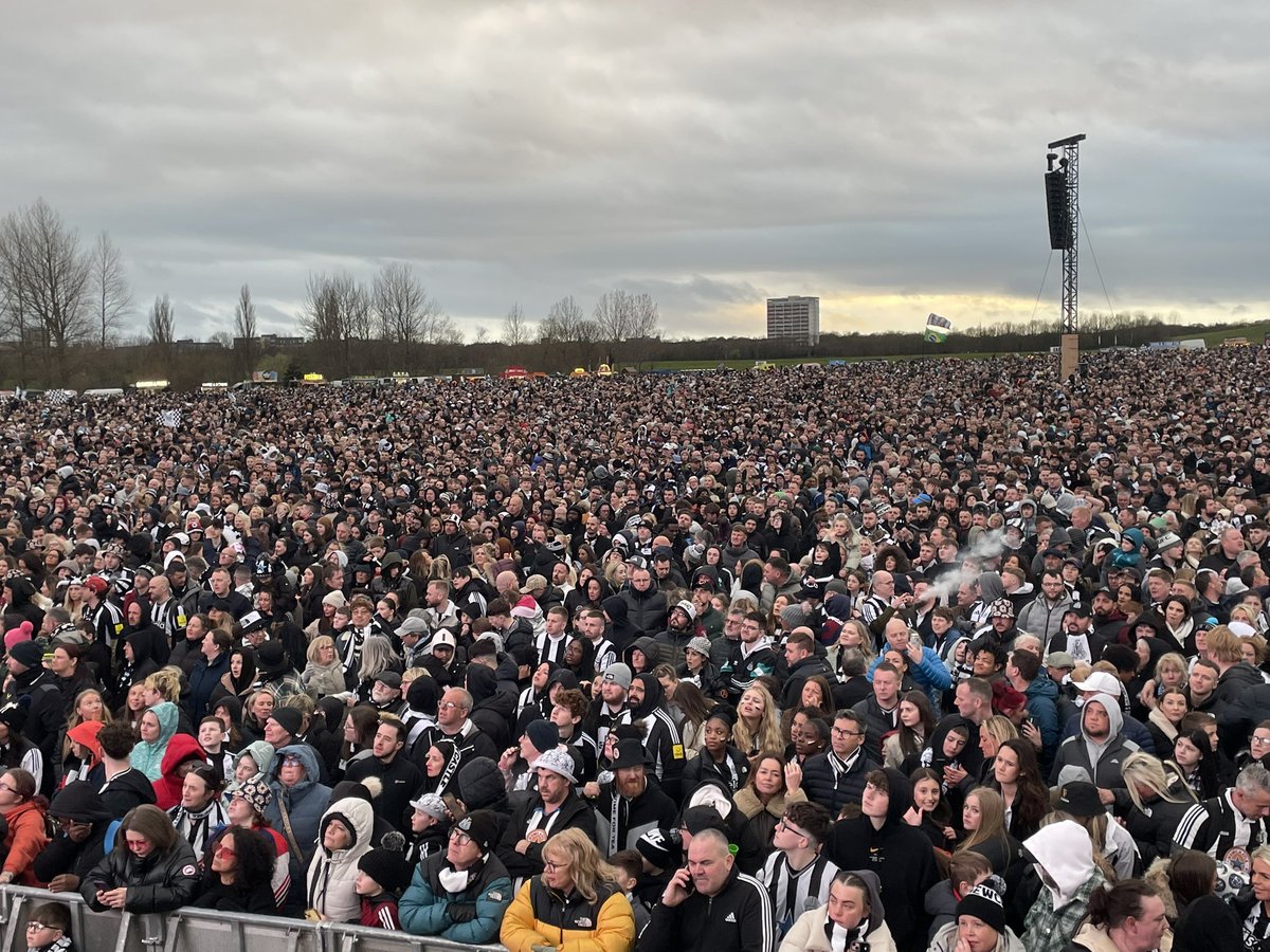 SkySports_Keith's tweet photo. Told there was a total of 300,000 Newcastle fans watching today’s trophy parade. 
Around 150,000 watching the open top bus parade and another 150,000 on the Town Moor. 
#NUFC 
🏆 ⚫️⚪️ https://t.co/zb8Dq2FUdn