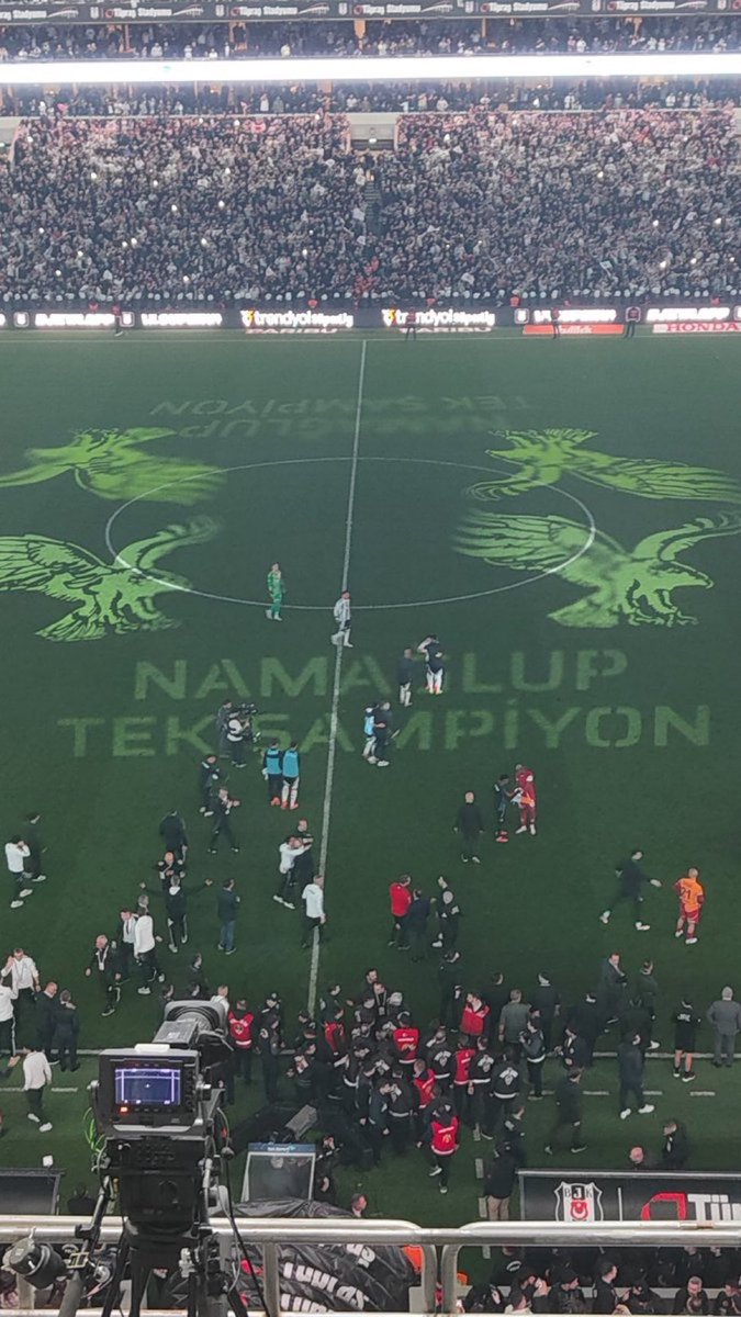 Galatasaraylı oyuncuları bir sürpriz de evde bekliyor, gitsinler de bi elektrikleri keseyim yine karanlıkta kalsınlar, bizde şaka yapıyoruz bazen..

Teşekkürler Alo 186
#BJKvGS