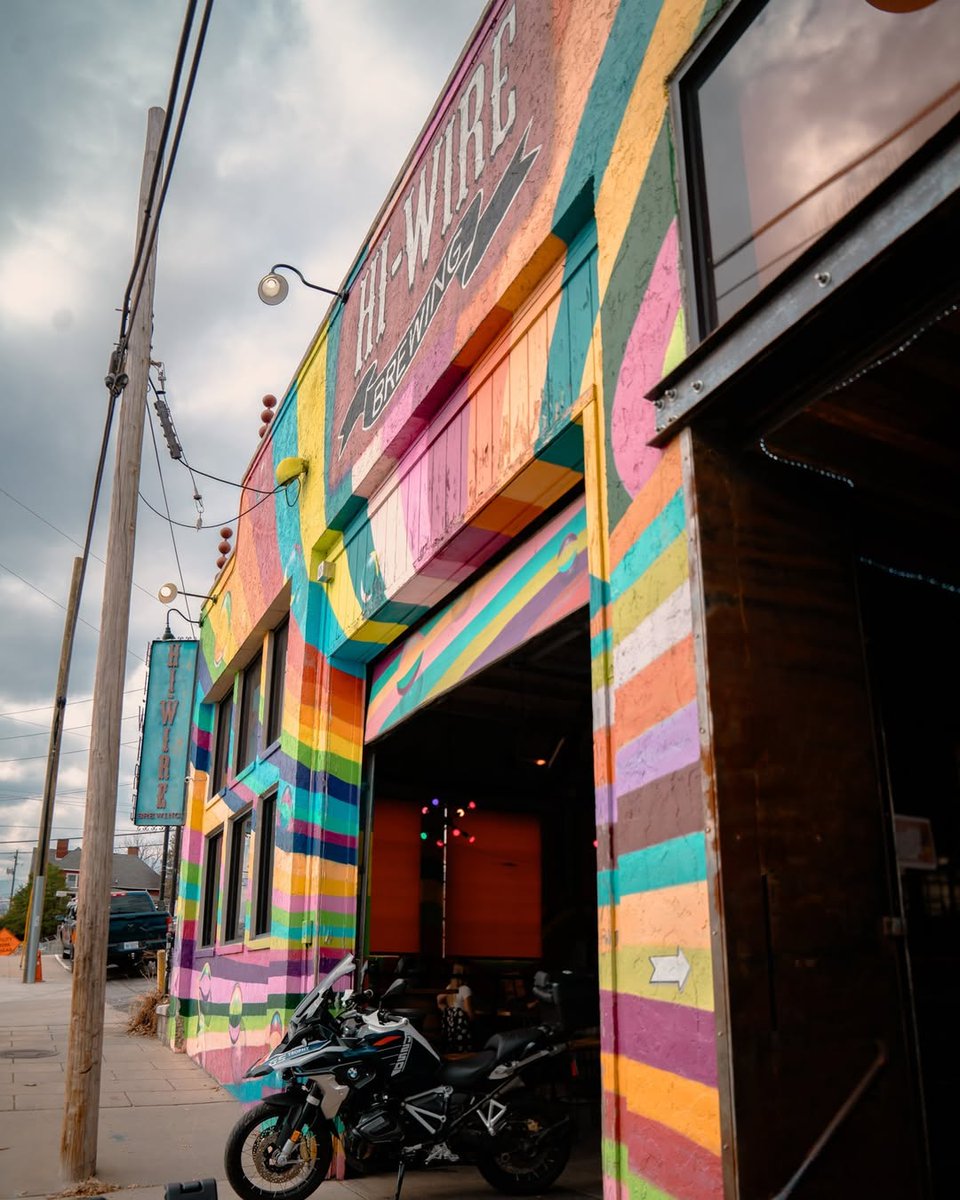 🍻 Next stop: Hi-Wire Brewing!
Tucked in the heart of Asheville’s South Slope Brewery District, Hi-Wire has been pouring bold flavors since 2013. Known for their unique focus on both crisp craft lagers and funky sours, it’s a must-visit for beer lovers of all kinds.