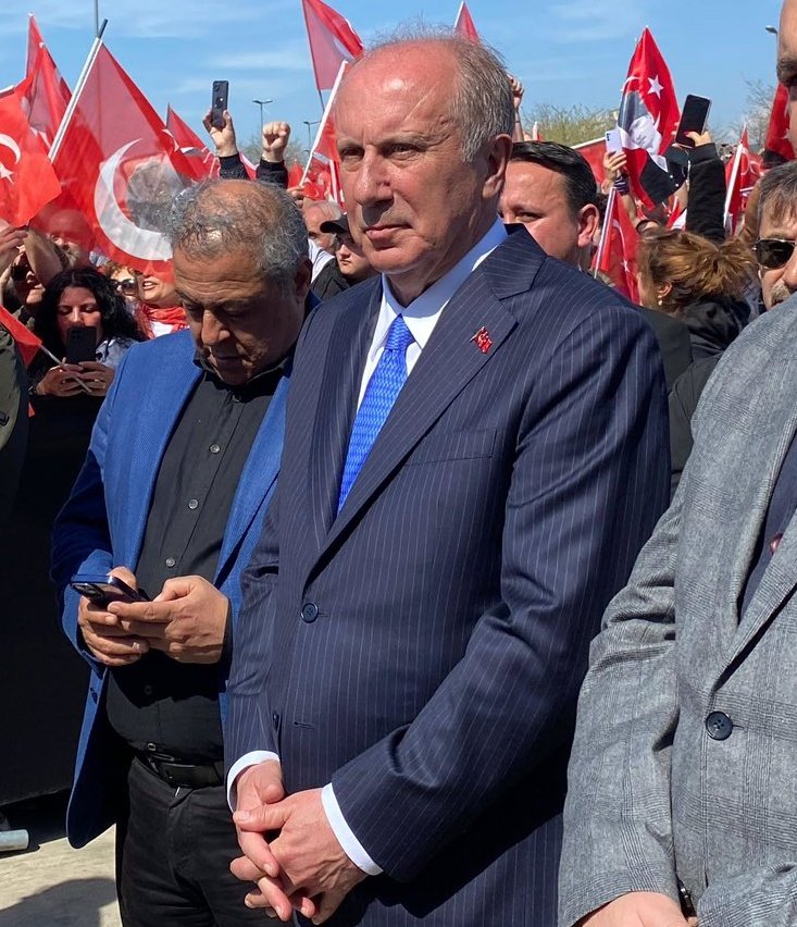 Parti rozeti yok 
Konuşma yapacak diye Türk bayrağı rozeti var.
Miting yerinde ise kimse İnce'yi kürsüye davet etmiyor. ve her partinin anonsu edilirken Memleket'in edilmiyor İnce'ye hoşgeldiniz bile denmiyor
Muharrem İnce buna bozulsa da sesini çıkarmıyor. Bu adam babadır.