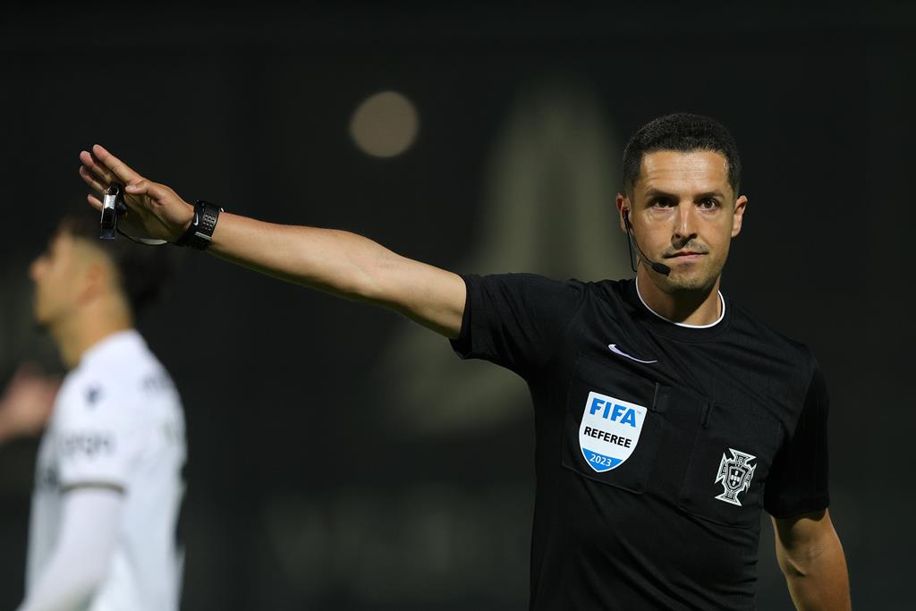 Exibição lendária de Gustavo Correia. 

2 expulsões a favor do Sporting 
2 penalties a favor do Sporting 
7 jogadores do Estrela amarelados.
1 golo anulado ao Estrela. 

Isto é arbitragem à Porto dos anos 90. Chamem a polícia.