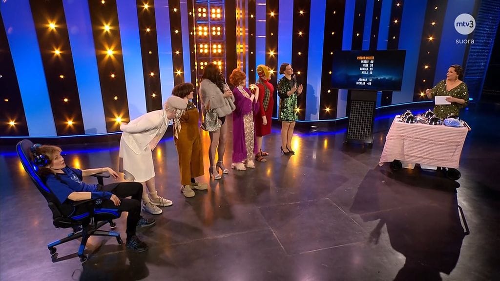 putousfanit's tweet photo. Et voi olla nauramatta! Putous-tähdet vaihtoivat sketsihahmoja hulvattomin seurauksin https://t.co/v523QHk88P #Putous #Putousfanit https://t.co/IbdipZdFWo