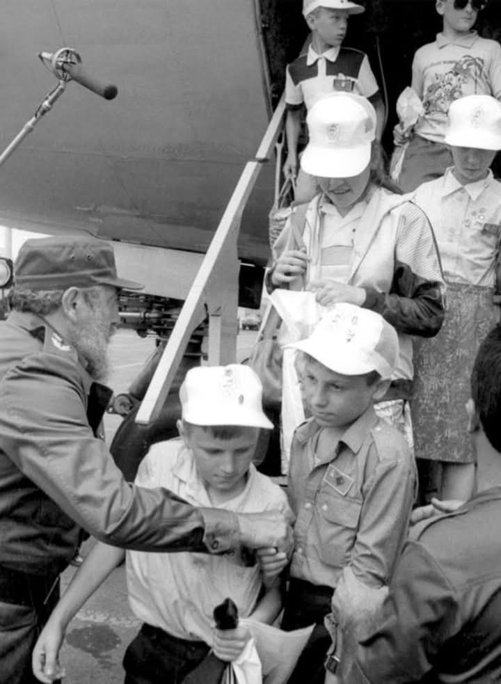 Con el aliento de #Fidel, en #Cuba más de 20 mil pequeños fueron atendidos tras el accidente de Chernobil. Los primeros llegaron un día como hoy y fueron recibidos por el propio Comandante. #Cuba fue el único país que organizó un programa integral de salud, masivo y gratuito.