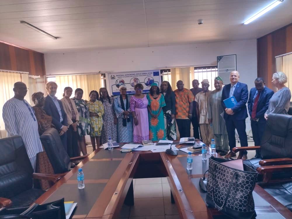 The UNSDCF (2025–2030) aligns with 🇸🇱 ’s MTNDP (2024–2030) to advance the SDGs. The Joint Steering Committee met to review and approve its Work Plan &amp; ToR for implem. Discussions also covered 🇸🇱 ’s re-eligibility for the UN Peacebuilding Fund.
The CF focuses on 3 key pillars: