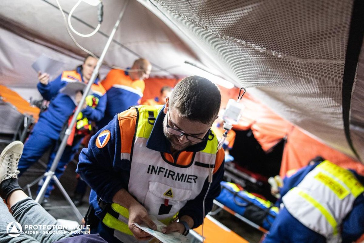 Sécurité Civile (@seccivilefrance) on Twitter photo 🎂 Joyeux anniversaire à la <a href="/ProtecCivilefr/">Protection Civile</a> !
60 ans d'engagement, de solidarité et de secours... Ils sont plus de 32 000 bénévoles à se mobiliser au service de la population.
🤝 Aujourd'hui, le <a href="/DG_SecCivile/">Julien Marion - DGSCGC</a> était aux côtés de <a href="/fnb_officiel/">François-Noël BUFFET</a> à Lyon pour célébrer ce 🎂 Joyeux anniversaire à la <a href="/ProtecCivilefr/">Protection Civile</a> !
60 ans d'engagement, de solidarité et de secours... Ils sont plus de 32 000 bénévoles à se mobiliser au service de la population.
🤝 Aujourd'hui, le <a href="/DG_SecCivile/">Julien Marion - DGSCGC</a> était aux côtés de <a href="/fnb_officiel/">François-Noël BUFFET</a> à Lyon pour célébrer ce