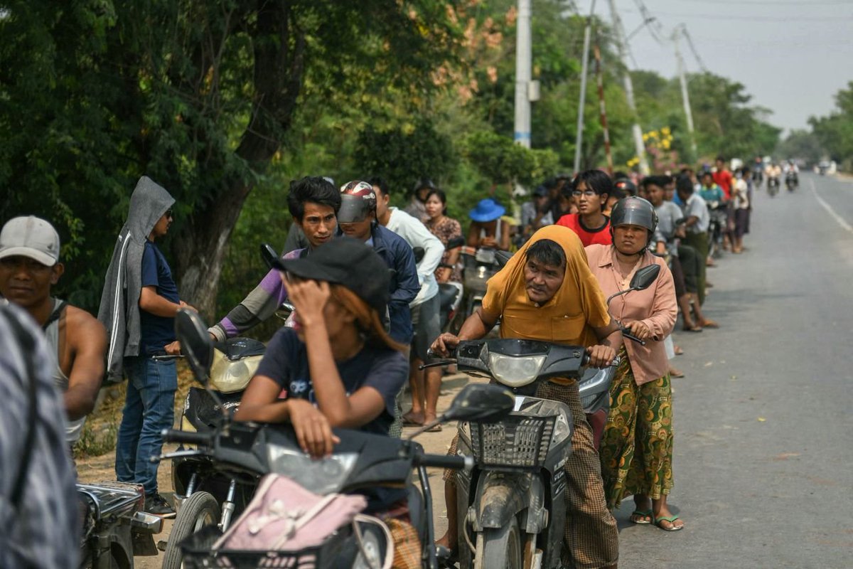 AstuteGaba's tweet photo. Motorists wait in line at a petrol station in Mandalay on Saturday.
#Earthquake #Thailand #Bangkok #Mothernature #MyanmarEarthquake #mayanmar #AungBan #ChadchartSittipunt #news #breakingNews https://t.co/lBR1MG5eiw