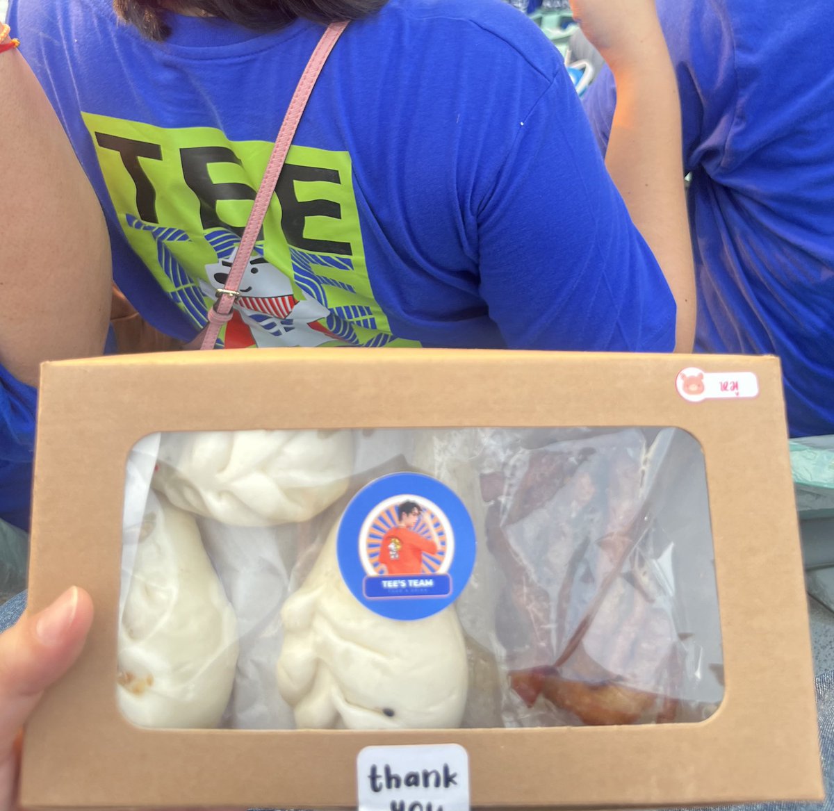 DeStiNyYnAN's tweet image. วันนี้ต้องขอบคุณทีมงานเบื้องหลังการจัดการในครั้งนี้นะคะ ทุกคนเก่งมาก เสียสละเวลามากๆ เพื่อคนที่เรารักคนเดียวกัน ขอบคุณจริงๆ ค่ะ❤️🥰🌹 และที่สำคัญ ขอบคุณตี๋ตี๋ ที่มาเติมพลังใจให้กันแบบเต็มอิ่มไปเลย 🌻❤️😍#TEeThanapon
#NewTEeNewEnergy
#งาน55ปีช่อง3