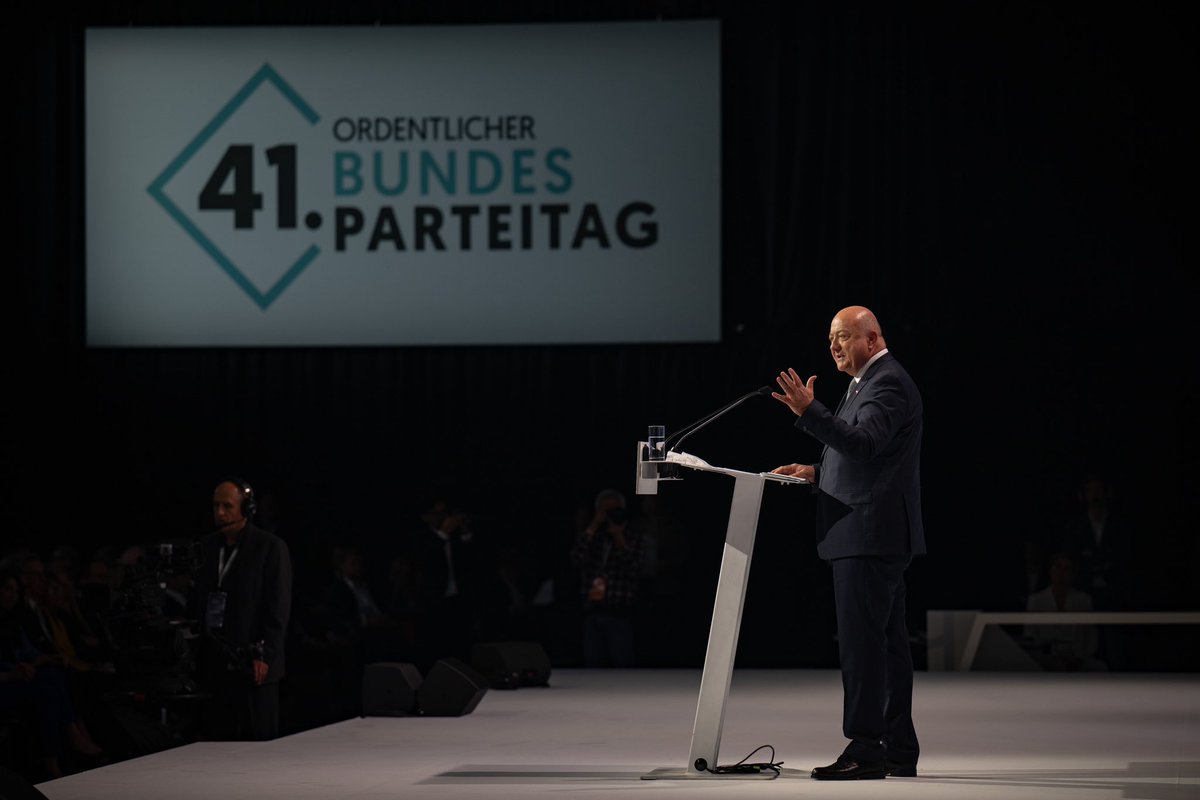 Mein Ziel ist ein Land, in dem Leistung, Fleiß und Engagement geschätzt statt entwertet werden. Ein Land, in dem wir zusammenarbeiten, ohne einander auszunutzen. Ein Land des Wissens und der Wissenschaft statt der Verschwörungstheorien. Ein Land, in dem Regeln schützen, aber