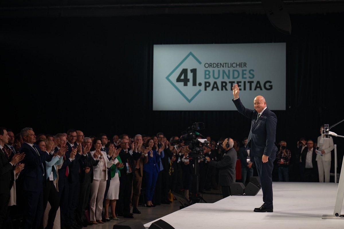 Ich verspreche, dass ich nicht nur als Bundeskanzler, sondern auch als Bundesparteiobmann meinen Beitrag leisten werde, um Österreich in eine positive Zukunft zu führen und das Richtige für Österreich und damit auch die Volkspartei zu tun! #bpt