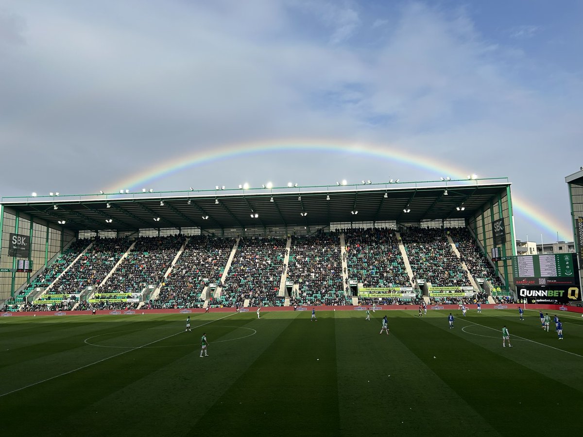 's tweet image. The sun is truly shining on Leith this afternoon, as Hibs take on St Johnstone  at Easter Road!

#Hibernian #Edinburgh #EasterRoad #Hibs