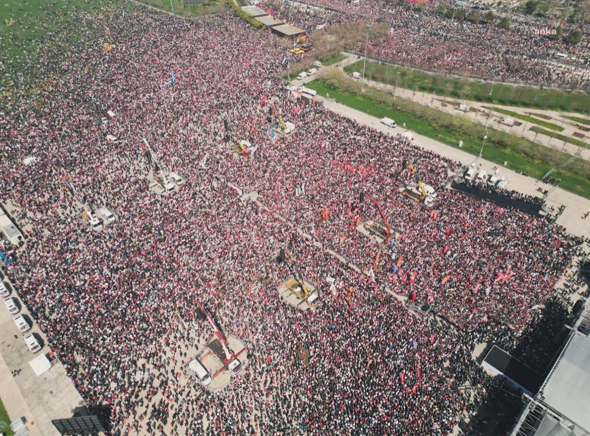 “Egemenlik, kayıtsız şartsız milletindir.”

Bugün bu sözün anlamını daha derinden hissediyoruz. Günlerdir her kesimden insanın, en temel hakları olan demokrasi ve adalet için omuz omuza verdiğini görmek, ülkem adına bana umut veriyor. 

Bayram arifesinde en büyük dileğim ise