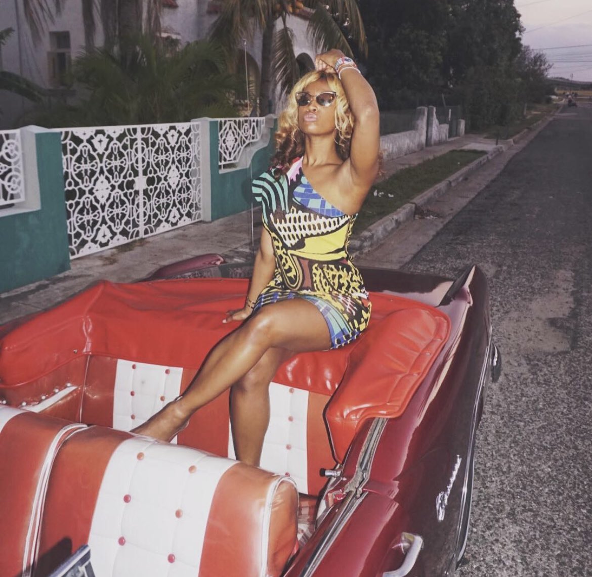 mahogany_mamii's tweet image. Shateria Moragne-EL, talented fashion designer, FLY GYAL, and best known as the founder of the luxury fashion brand, FrontRow. With a passion for creating stunning, one-of-a-kind pieces, Moragne-EL has dressed numerous celebrities, including Beyoncé and Rihanna.