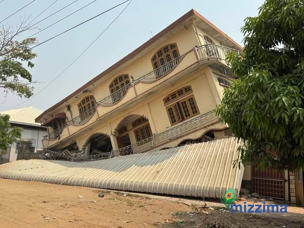 MizzimaNews's tweet photo. ငလျင်ကြောင့် ရမည်းသင်းတွင် လူ ၇၀ ဦး သေဆုံး၊ ၄၀ ဦး ဒဏ်ရာရကာ ၂၀ ကျော်ပျောက်ဆုံး
Website Link >> https://t.co/F6t95x2tdK
#MizzimaNewsBurmese
#မဇ္ဈိမသတင်း
#MyanmarEarthquake
#ငလျင်ဘေးဒဏ်
#MOHADM https://t.co/yduXhvEarU