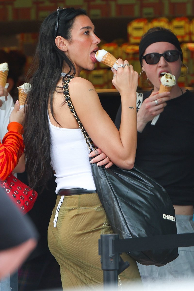 DuaFansite's tweet photo. Dua Lipa at Tamarama Beach in Sydney https://t.co/VdlBBGYh2C