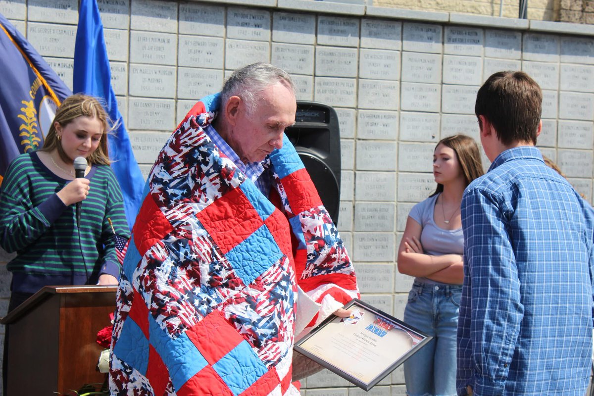 barrydlee1's tweet image. 🇺🇸 🇺🇸 🇺🇸 🇺🇸 🇺🇸 🇺🇸 🇺🇸 🇺🇸 🇺🇸 🇺🇸 🇺🇸
@CaseyCoSchools &amp;amp; SEW Casey held its 4th annual Vietnam War Veterans Day ceremony.  To date, 260 “Quilts of Valor” have been awarded from our student “Under Our Wings” program.  
#VietnamWarVeteransDay
#Remember #Honor