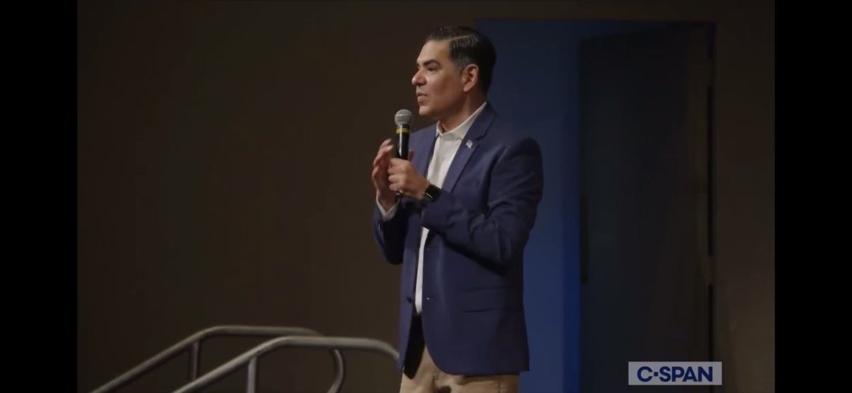 Congressman Robert Garcia Holds Invite-Only Town Hall at LBCC

longbeachlocalnews.com/2025/03/29/con…