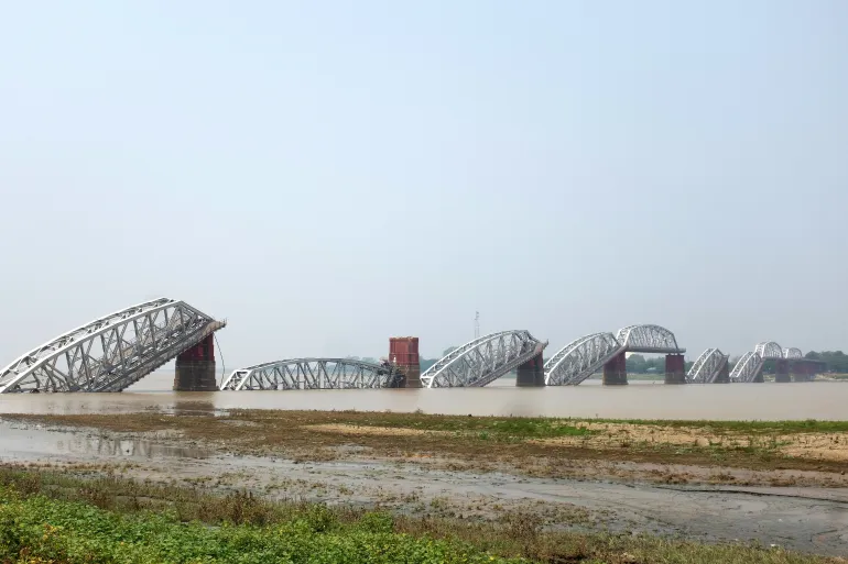 AstuteGaba's tweet photo. MYANMAR IN PICTURES
‘Town looks like a collapsed city’: Myanmar earthquake – in pictures
The collapsed Ava Bridge following the earthquake in Mandalay, Myanmar
#Earthquake #Thailand #Bangkok #Mothernature #MyanmarEarthquake #mayanmar #AungBan #ChadchartSittipunt #news #breakingNews #AvaBridge