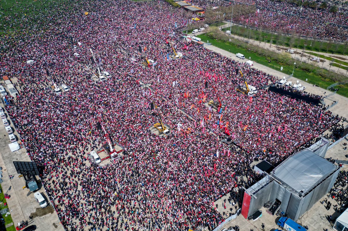 chpgenclik_gm's tweet photo. Maltepe’de milyonlar, Cumhurbaşkanı Adayımız Ekrem İmamoğlu’na özgürlük çağrısına ses oldu.

Mücadelemizi kararlılıkla sürdürecek; adalet için, demokrasi için, gözleri umut dolu bir gençlik için yepyeni bir sayfa açacağız. https://t.co/VGslJjhXXS